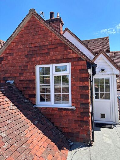 3 Bedroom Flat To Rent In High Street, Ripley, GU23