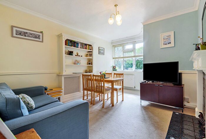 1 Bedroom Flat To Rent In Windlesham Grove, London, SW19