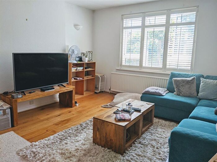 2 Bedroom Flat To Rent In Brondesbury Villas, Queens Park, London, NW6