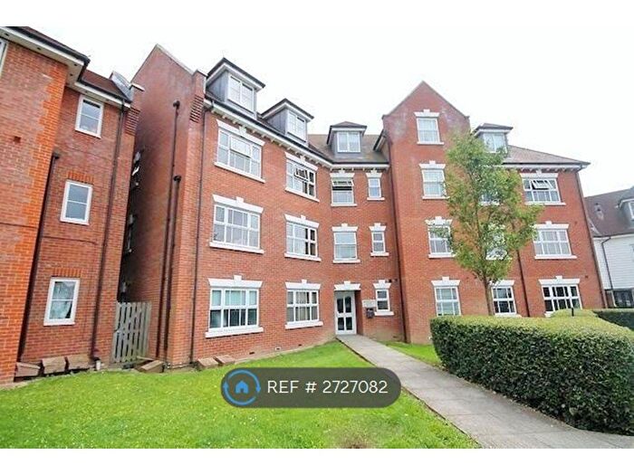 2 Bedroom Flat To Rent In Waltermead Close, Ongar, CM5