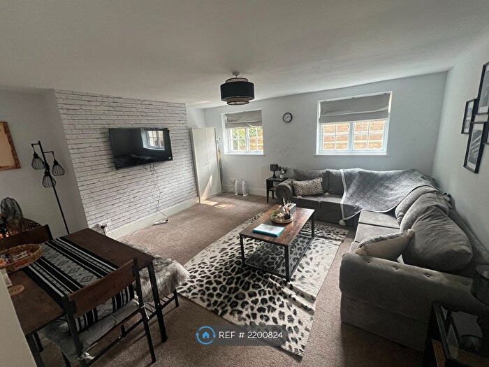 2 Bedroom Flat To Rent In The Greenway, Uxbridge, UB8