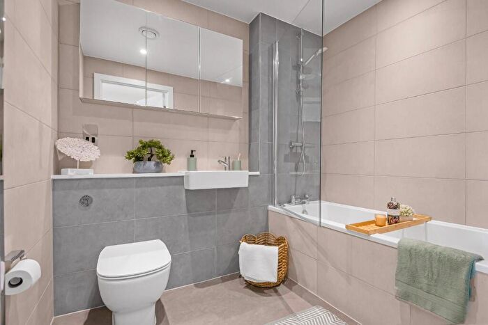 2 Bedroom Apartment To Rent In Domain, Tilling Courtyard, Weldale Street, Reading, Berkshire, RG1