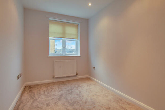 2 Bedroom Flat To Rent In High Street, (), Wanstead, E11