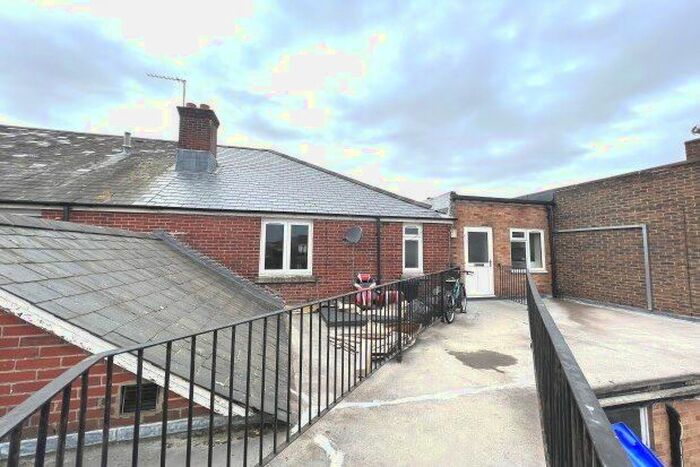 3 Bedroom Flat To Rent In Testwood Lane, Southampton, SO40