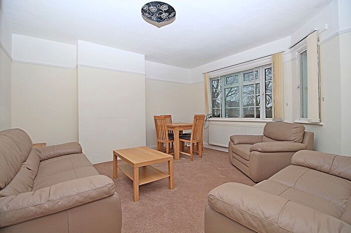 3 Bedroom Flat To Rent In The Brooklands, Isleworth, Middlesex, TW7