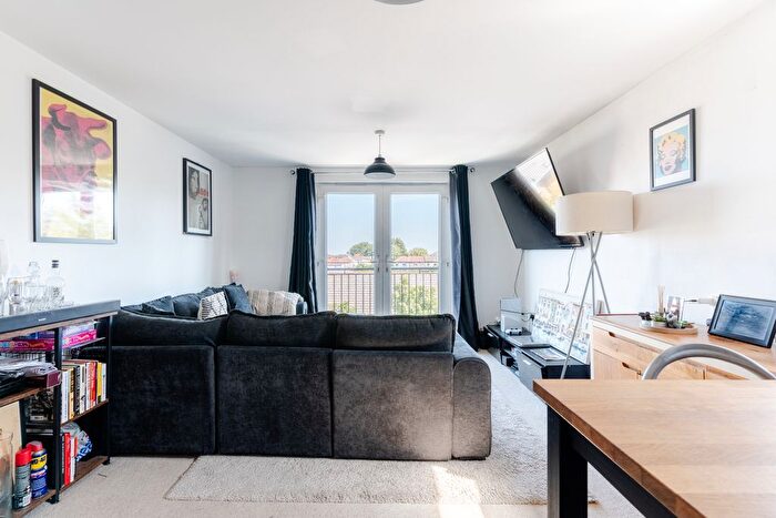 2 Bedroom Flat For Sale In Hollybrook Park, Kingswood, BS15