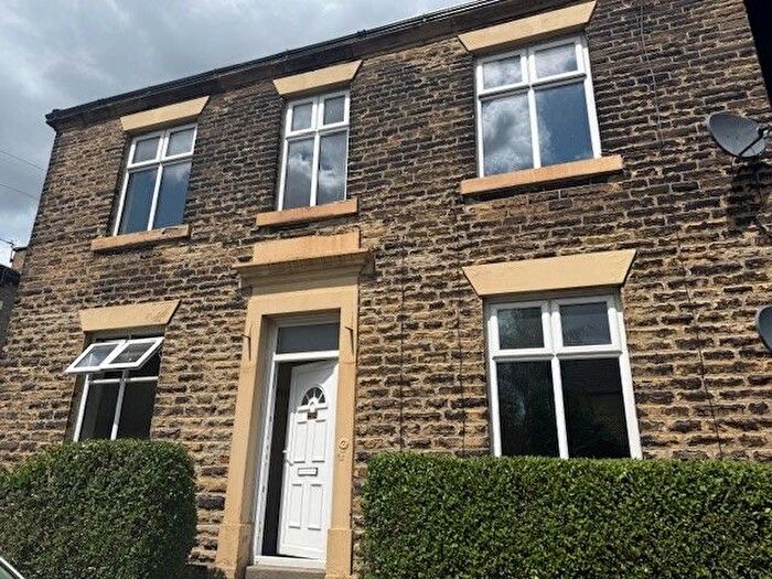 2 Bedroom Flat To Rent In Claremont Street, Cleckheaton, West Yorkshire, BD19