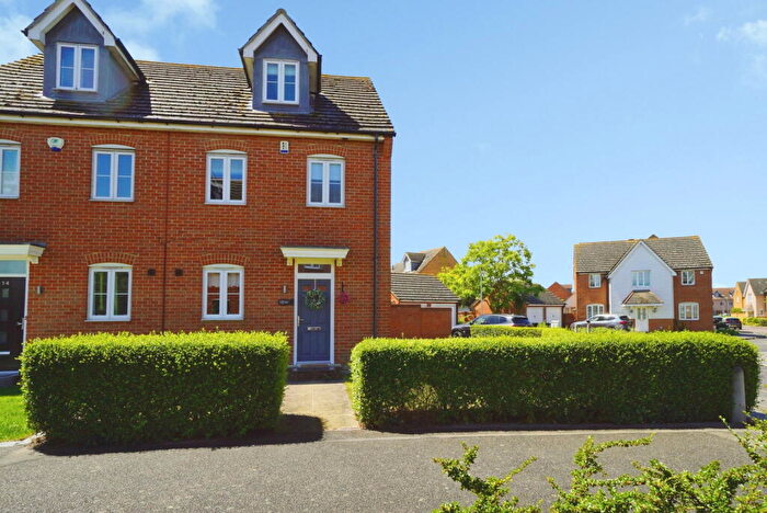 3 Bedroom Semi-Detached House For Sale In Barbour Green, Wickford, SS12