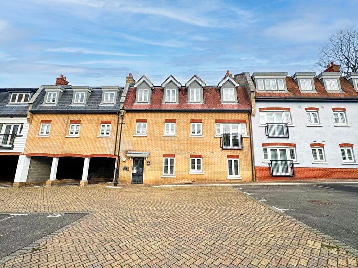 2 Bedroom Flat For Sale In Roche Close, Rochford, SS4