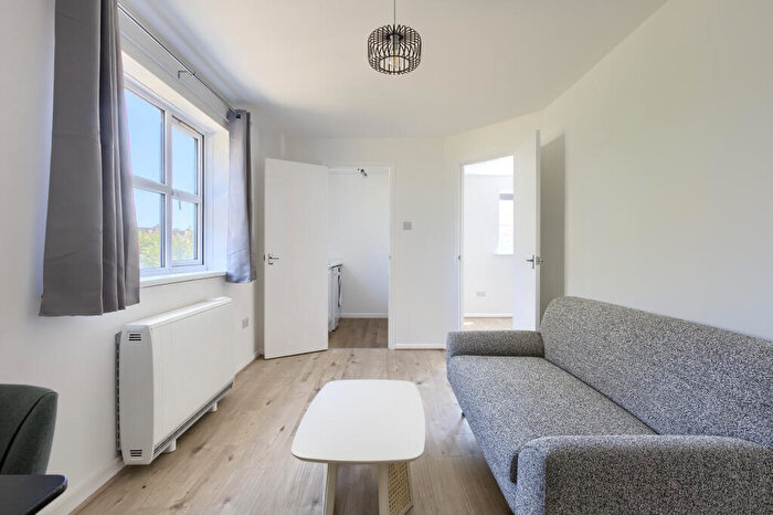 Flat To Rent In Frances Court, Gandhi Close, Walthamstow, Waltham Forest, E17