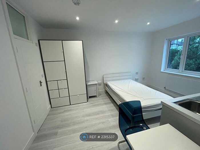 Studio To Rent In Wycombe Gardens, London, NW11