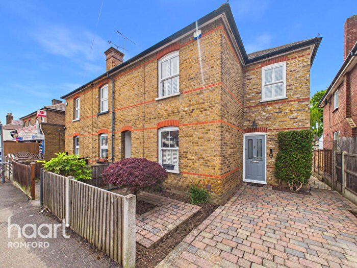 3 Bedroom End Of Terrace House For Sale In Hainault Road, Romford, RM5