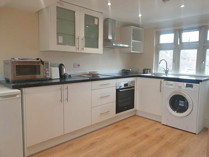 Flat To Rent In Fountains Crescent, Southgate, N14