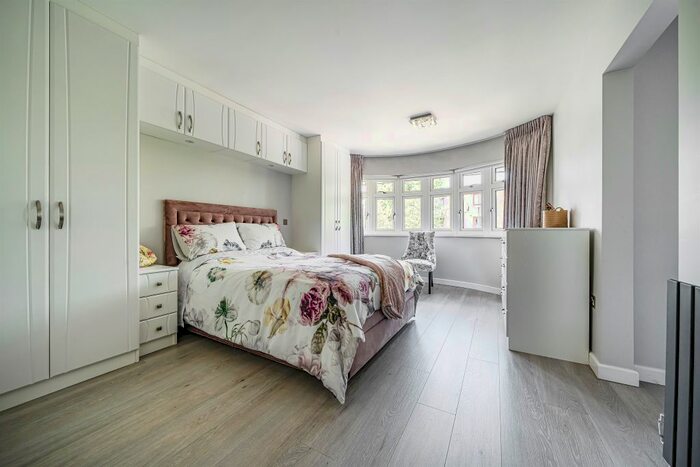 4 Bedroom Detached House For Sale In Village Road, Enfield, EN1