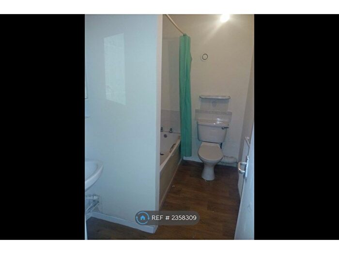 2 Bedroom Flat To Rent In Broomlands Street, Paisley, PA1