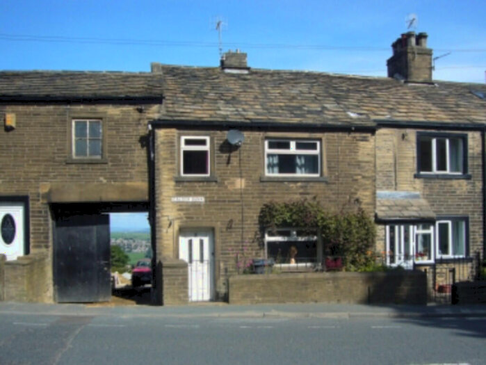 3 Bedroom Cottage To Rent In Calder Bank, Scarlet Heights, Bradford, BD13