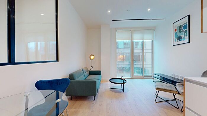 1 Bedroom Flat To Rent In Great West Road, Brentford, TW8