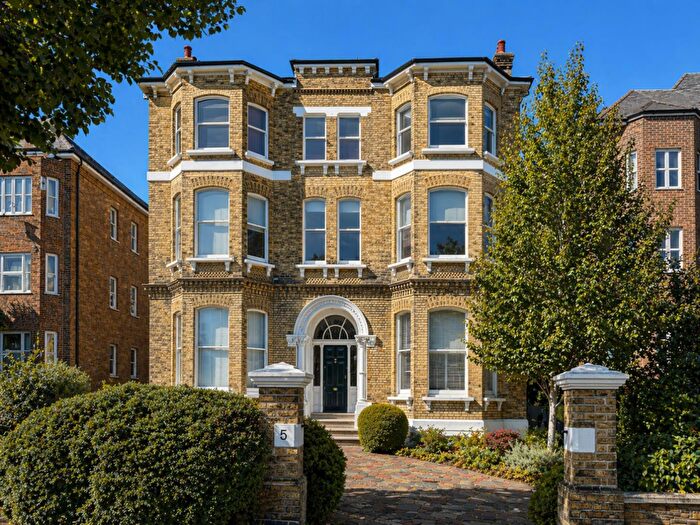 2 Bedroom Apartment To Rent In Eaton Gardens, Hove, BN3