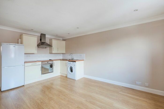 2 Bedroom Flat To Rent In Lyndale Road, Redhill, RH1