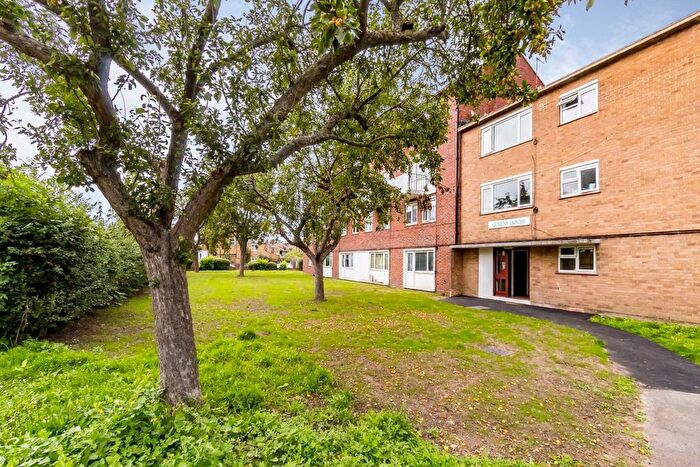 1 Bedroom Flat To Rent In Little Queens Road, Teddington, TW11