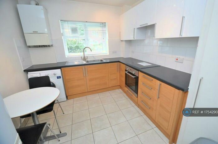 3 Bedroom Flat To Rent In Catherwood Court, London, N1