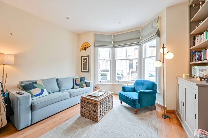 1 Bedroom Flat To Rent In Lakeside Road, Shepherd's Bush, London, W14