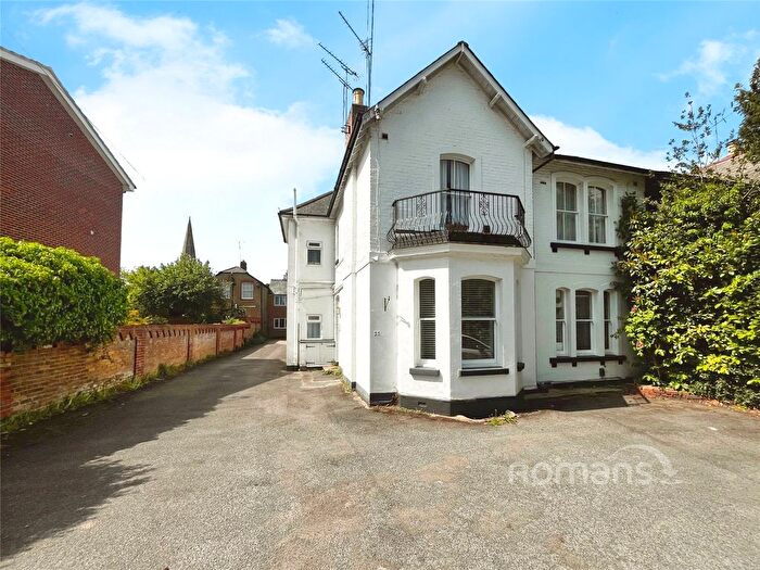 2 Bedroom Flat For Sale In Cookham Road, Maidenhead, Berkshire, SL6
