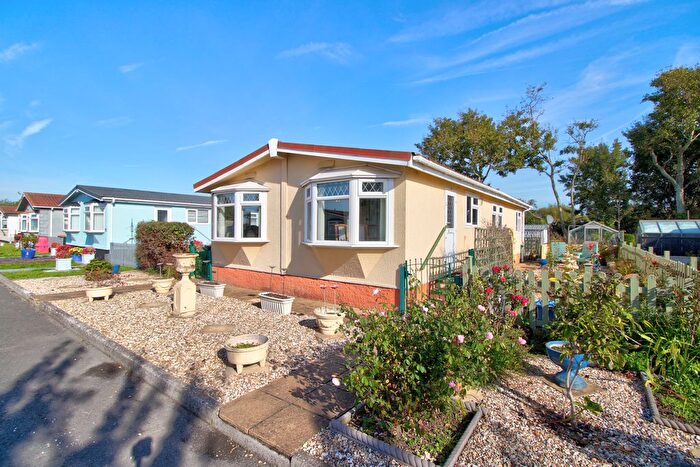 2 Bedroom Mobile/park Home For Sale In Lighthouse Park, Newport, NP10