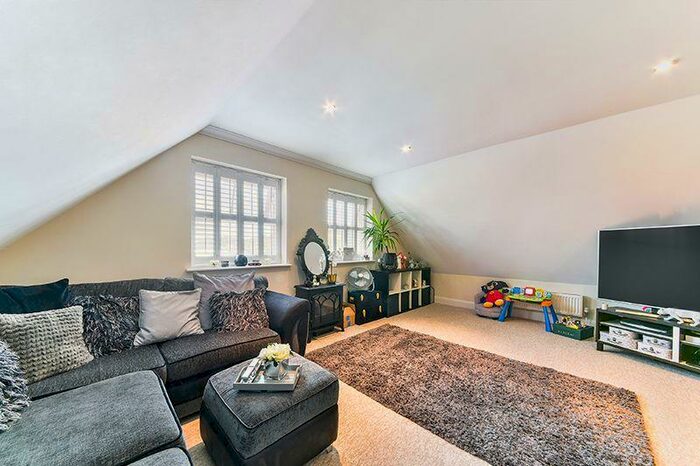 2 Bedroom Flat To Rent In Brook Road, Earlswood, Redhill, RH1