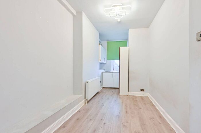 Studio To Rent In Cricklewood, Cricklewood, London, NW2