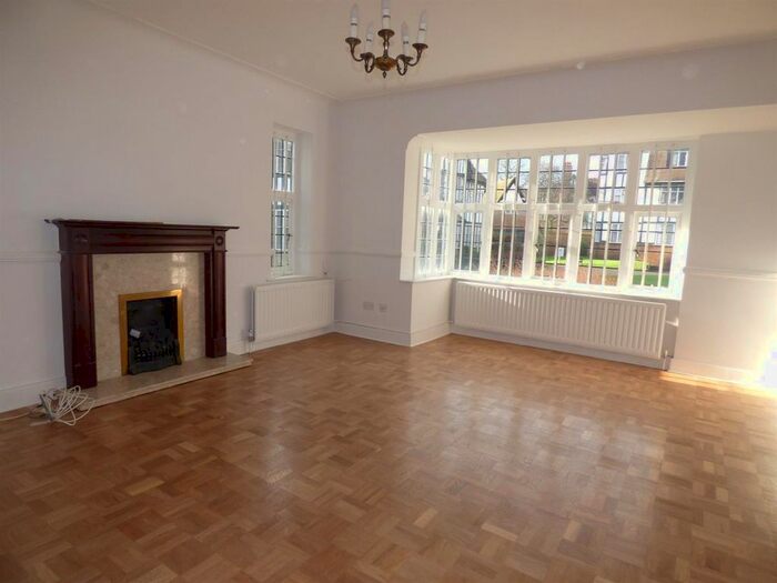 3 Bedroom Flat To Rent In Oxford Court, Queens Drive, West Acton W3
