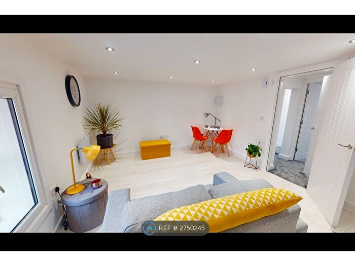 1 Bedroom Flat To Rent In Queen Street, Oldham, OL1