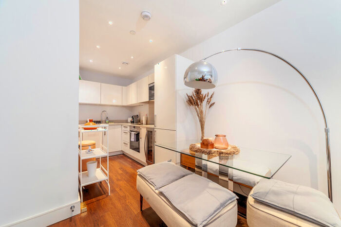 1 Bedroom Flat To Rent In Queensland Road, London, N7