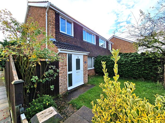 3 Bedroom Semi-Detached House To Rent In Ilford Close, Luton, LU2
