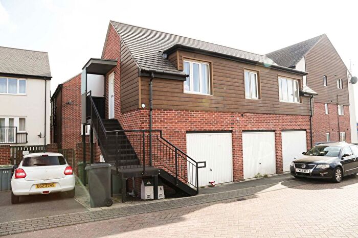 2 Bedroom Flat To Rent In Oaklands Court, Leeds, West Yorkshire, LS8