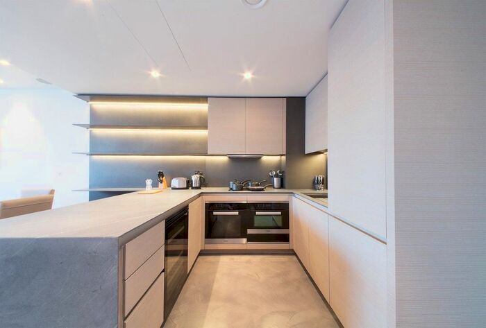 3 Bedroom Flat To Rent In Buckingham Palace Road, London, SW1W