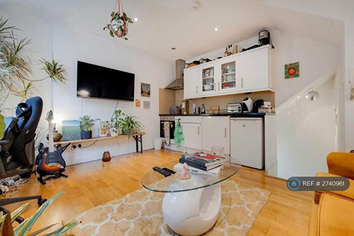 2 Bedroom Flat To Rent In Kingsland Road, London, E8