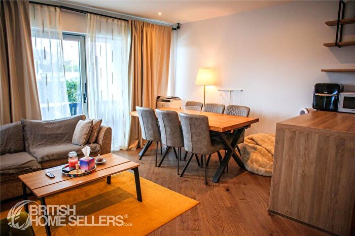 2 Bedroom Apartment For Sale In Flagstaff Road, Reading, Berkshire, RG2