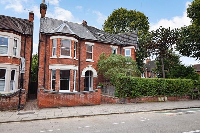 2 Bedroom Flat To Rent In Castle Road, Bedford, MK40