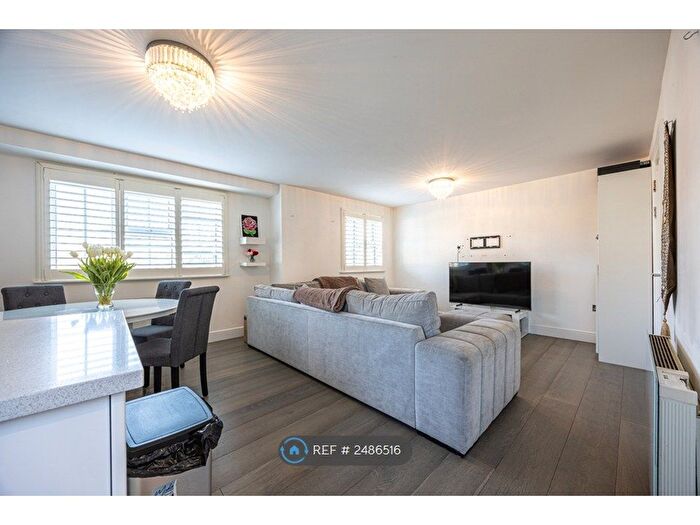 2 Bedroom Flat To Rent In Retreat Way, Chigwell, IG7