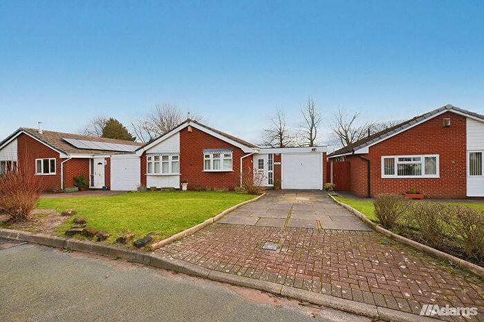 3 Bedroom Bungalow For Sale In Copeland Grove, Beechwood, WA7