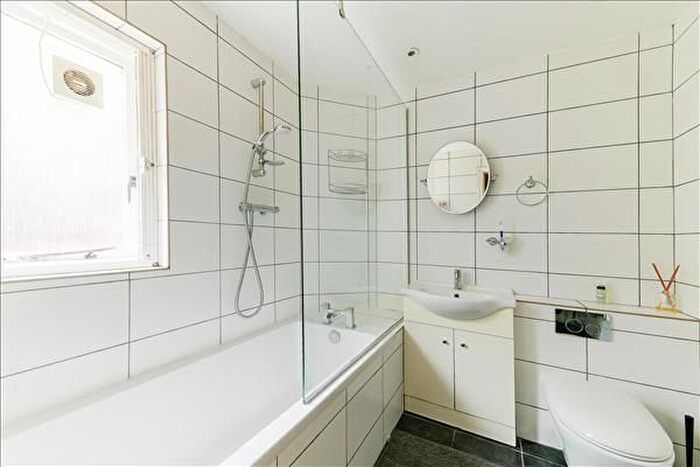 2 Bedroom Flat To Rent In Gordon Court, A The Downs, SW20