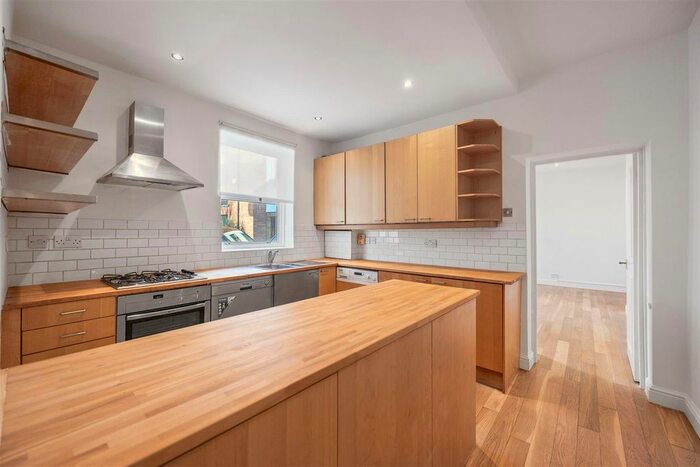 2 Bedroom Flat To Rent In Kilburn Lane, London, W10