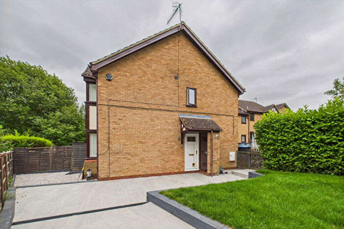 2 Bedroom Semi-Detached House To Rent In The Pastures, Hemel Hempstead, HP1