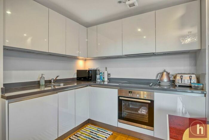 2 Bedroom Flat To Rent In Curve Court, Hendon, NW4