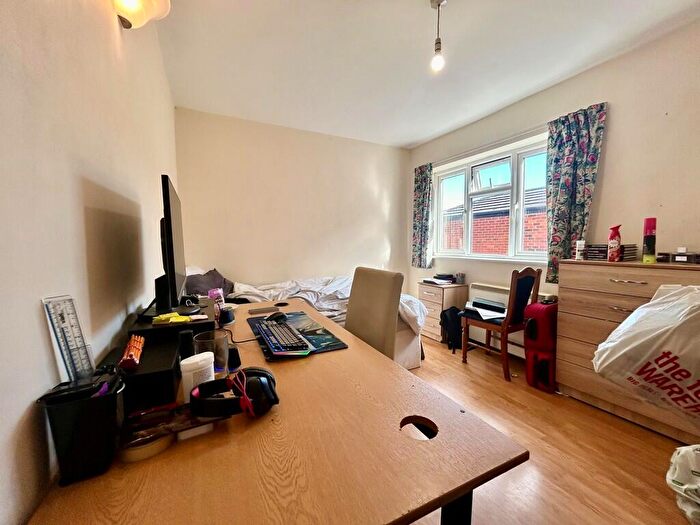 5 Bedroom Semi-Detached House For Sale In Oxford Road, Southampton, SO14