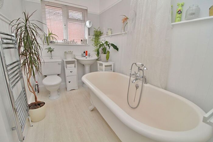 2 Bedroom Detached Bungalow For Sale In Chestnut Avenue, Bedhampton, Havant, PO9