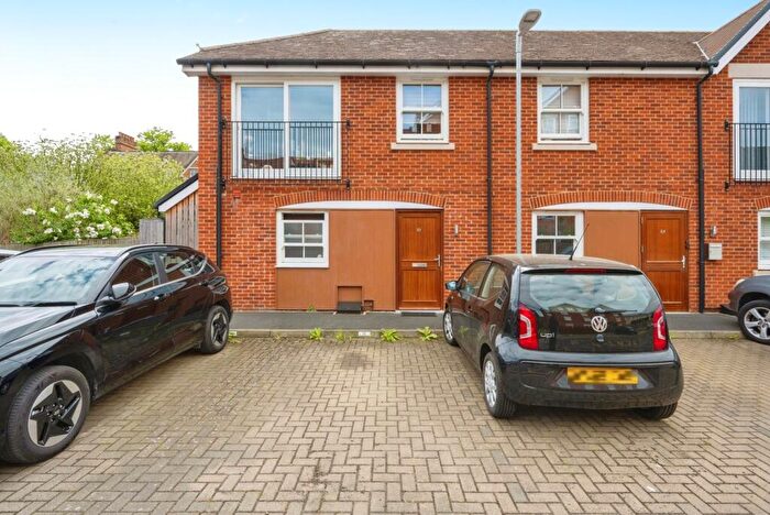 2 Bedroom Maisonette For Sale In De Montfort Place, Bedford, Bedfordshire, MK40