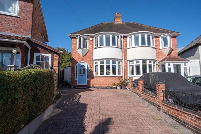 3 Bedroom Semi-Detached House For Sale In Leavesden Grove, Birmingham, B26
