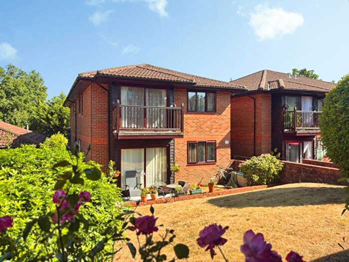 1 Bedroom Flat For Sale In The Ferns, Bricksbury Hill, Farnham, Surrey, GU9